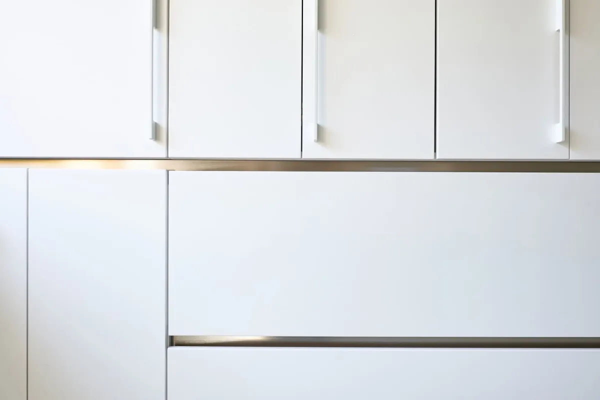 Bucătărie liniară albă — Marmură naturală cu vene aurii — Bucătărie la comandă Vera Cucina, imagine 11