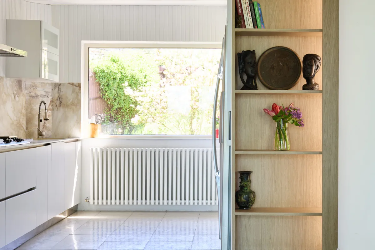 Bucătărie liniară albă — Marmură naturală cu vene aurii — Bucătărie la comandă Vera Cucina, imagine 15