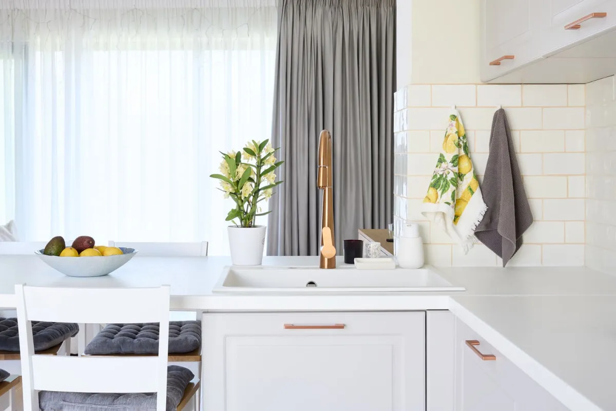 Bucătărie modern shaker — Alb crem și cupru — Bucătărie la comandă Vera Cucina, imagine 2
