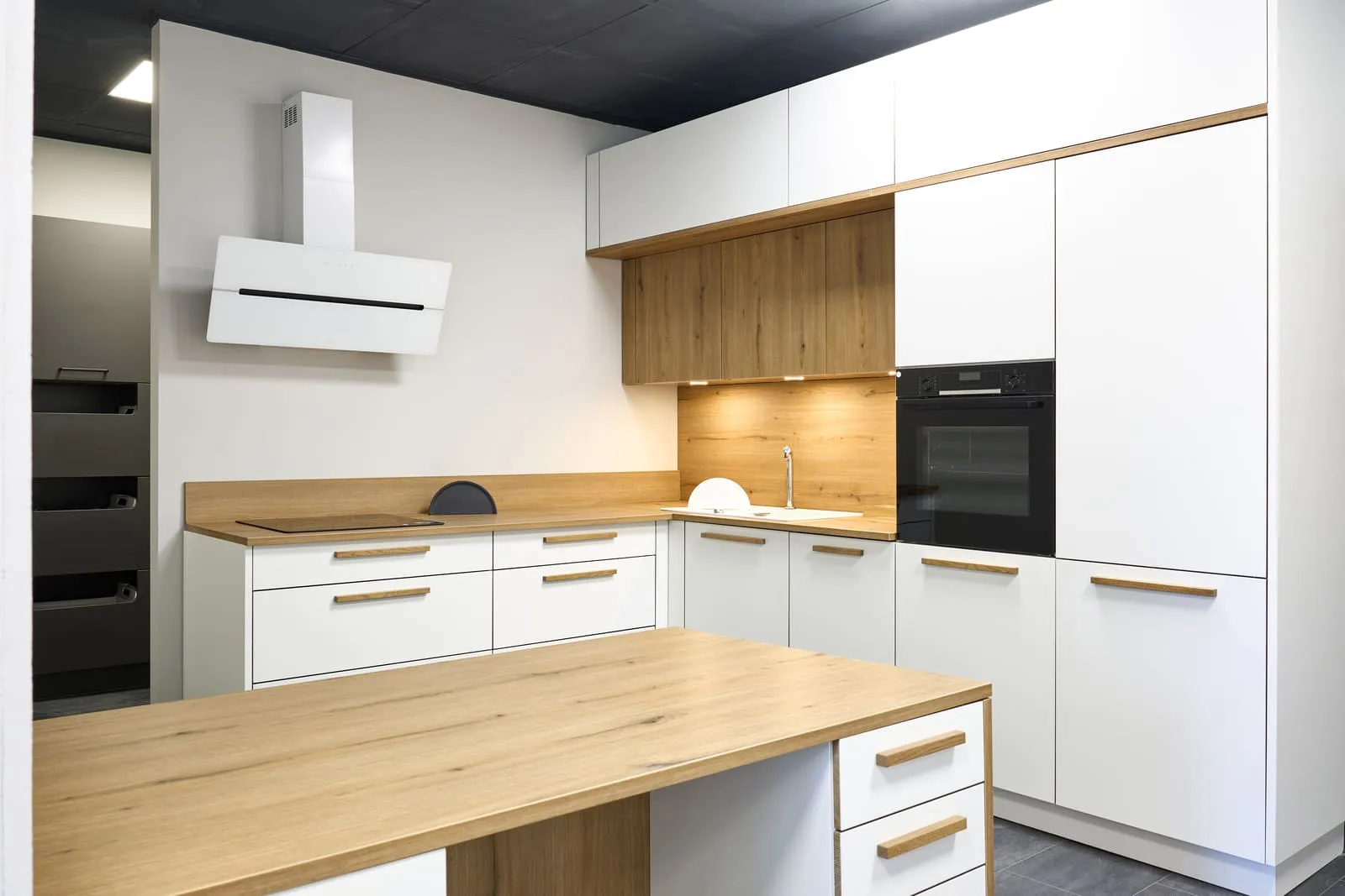 Bucătărie în L cu peninsulă — Alb mat și stejar natural — Bucătărie la comandă Vera Cucina, imagine 1