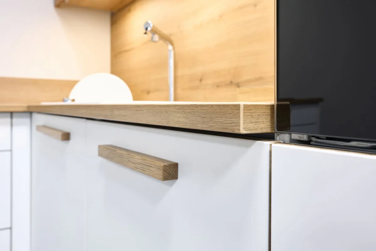 Bucătărie în L cu peninsulă — Alb mat și stejar natural — Bucătărie la comandă Vera Cucina, imagine 6