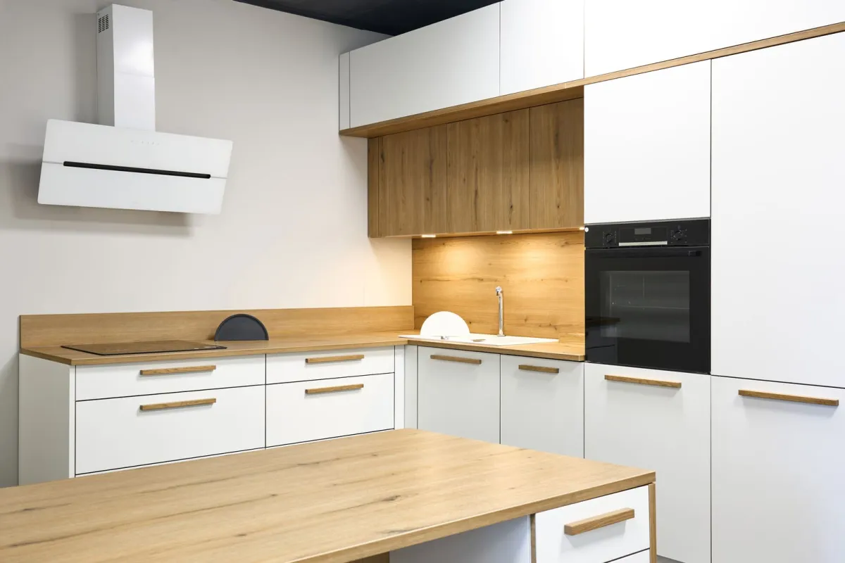 Bucătărie în L cu peninsulă — Alb mat și stejar natural — Bucătărie la comandă Vera Cucina, imagine 9