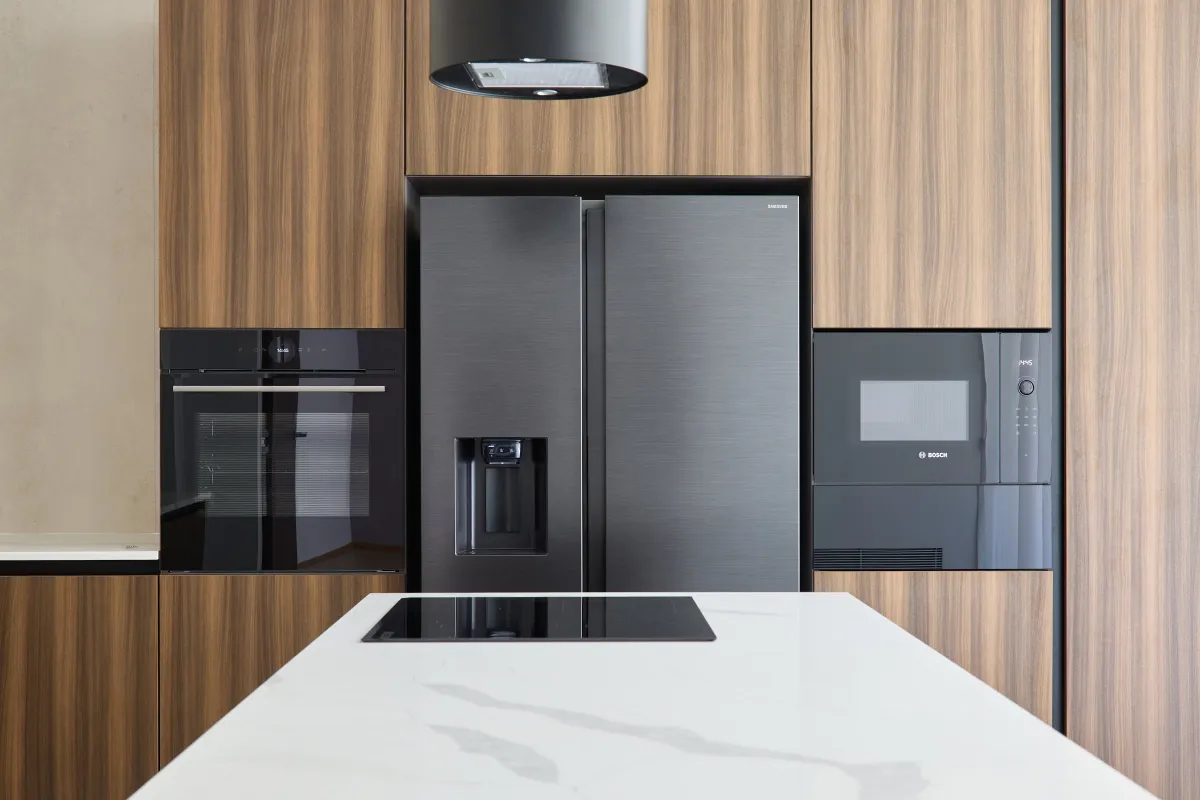 Bucătărie modernă în nuc — insulă cu blat marmorat — Bucătărie la comandă Vera Cucina, imagine 2