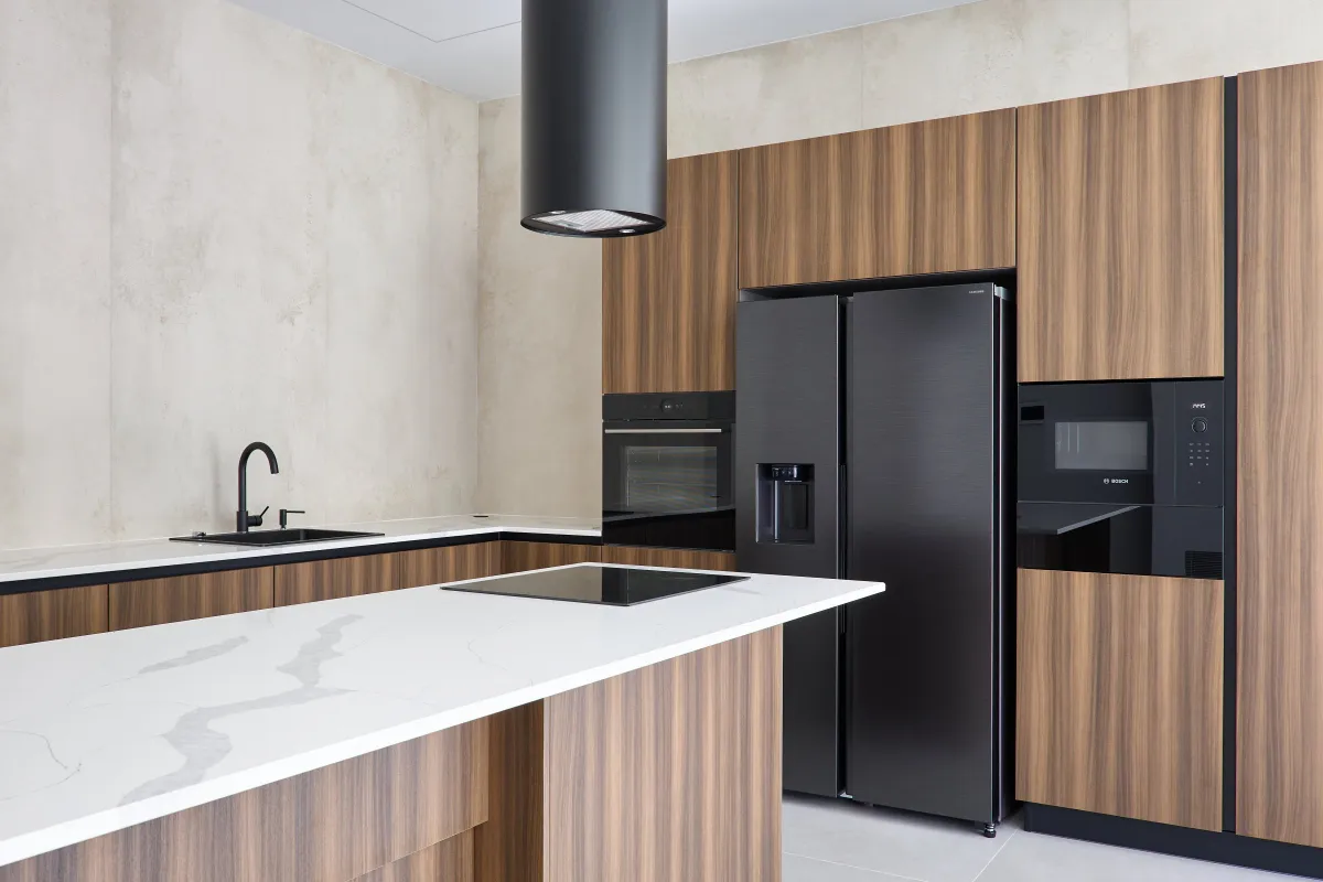 Bucătărie modernă în nuc — insulă cu blat marmorat — Bucătărie la comandă Vera Cucina, imagine 3