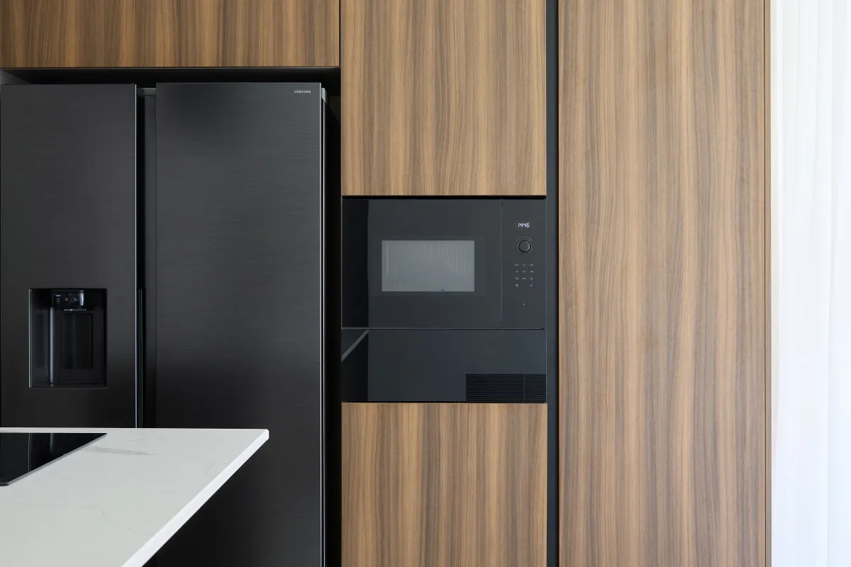 Bucătărie modernă în nuc — insulă cu blat marmorat — Bucătărie la comandă Vera Cucina, imagine 4