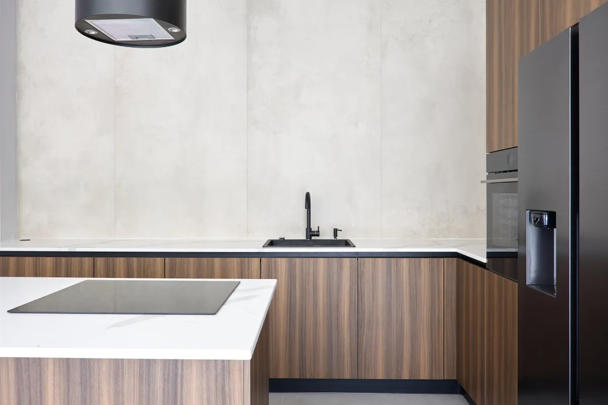 Bucătărie modernă în nuc — insulă cu blat marmorat — Bucătărie la comandă Vera Cucina, imagine 5
