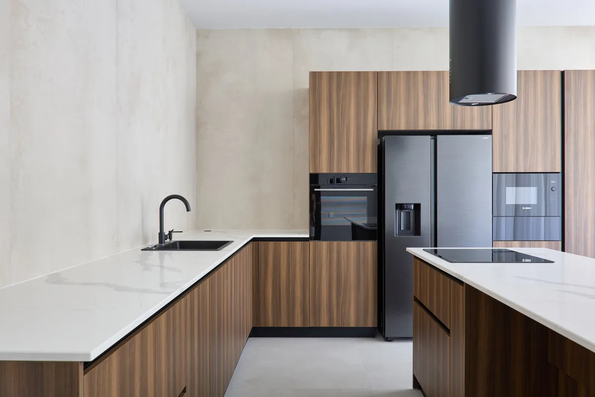 Bucătărie modernă în nuc — insulă cu blat marmorat — Bucătărie la comandă Vera Cucina, imagine 7