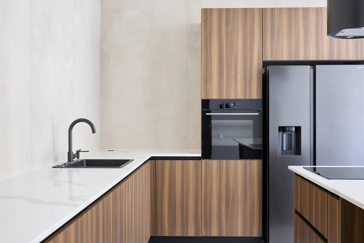 Bucătărie modernă în nuc — insulă cu blat marmorat — Bucătărie la comandă Vera Cucina, imagine 8