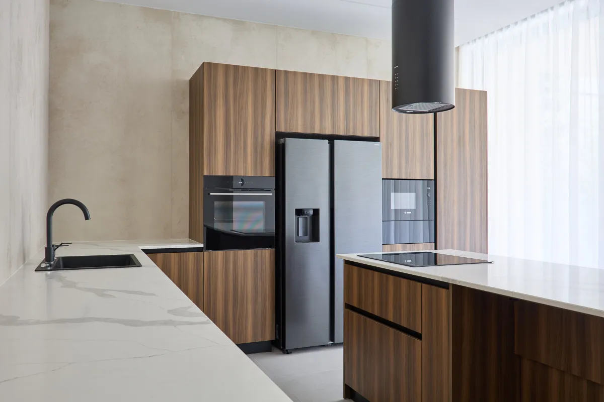 Bucătărie modernă în nuc — insulă cu blat marmorat — Bucătărie la comandă Vera Cucina, imagine 9