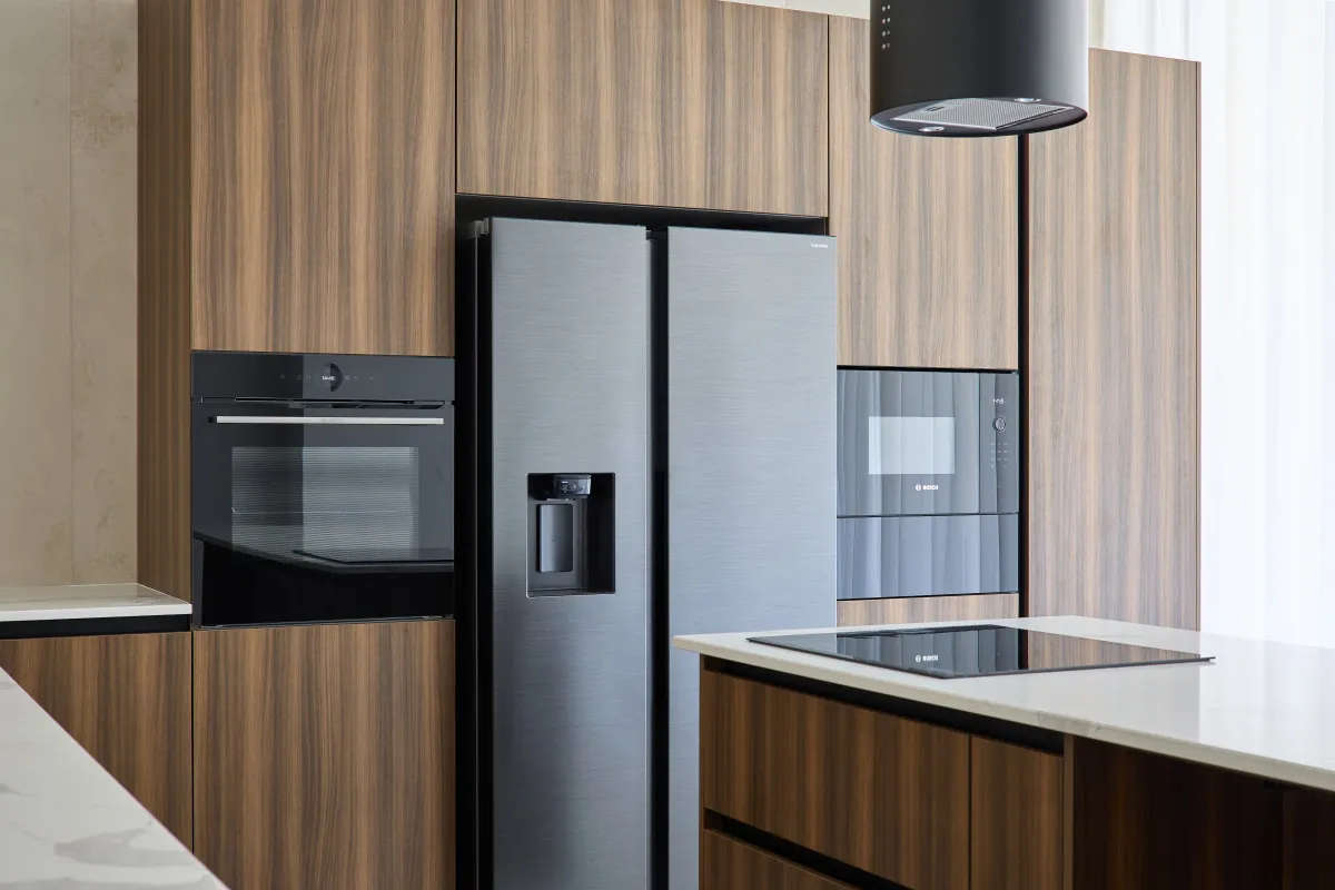 Bucătărie modernă în nuc — insulă cu blat marmorat — Bucătărie la comandă Vera Cucina, imagine 10