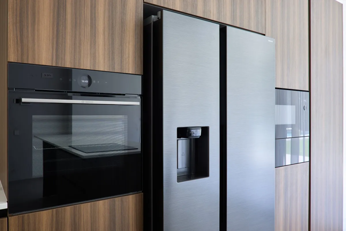 Bucătărie modernă în nuc — insulă cu blat marmorat — Bucătărie la comandă Vera Cucina, imagine 11