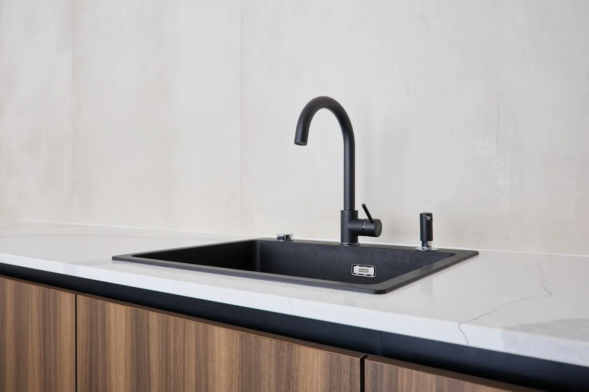Bucătărie modernă în nuc — insulă cu blat marmorat — Bucătărie la comandă Vera Cucina, imagine 13