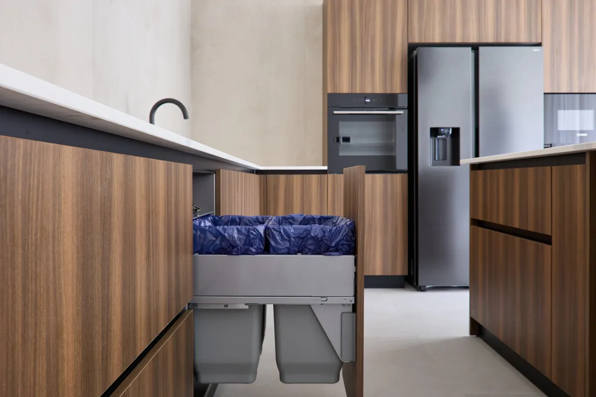Bucătărie modernă în nuc — insulă cu blat marmorat — Bucătărie la comandă Vera Cucina, imagine 14