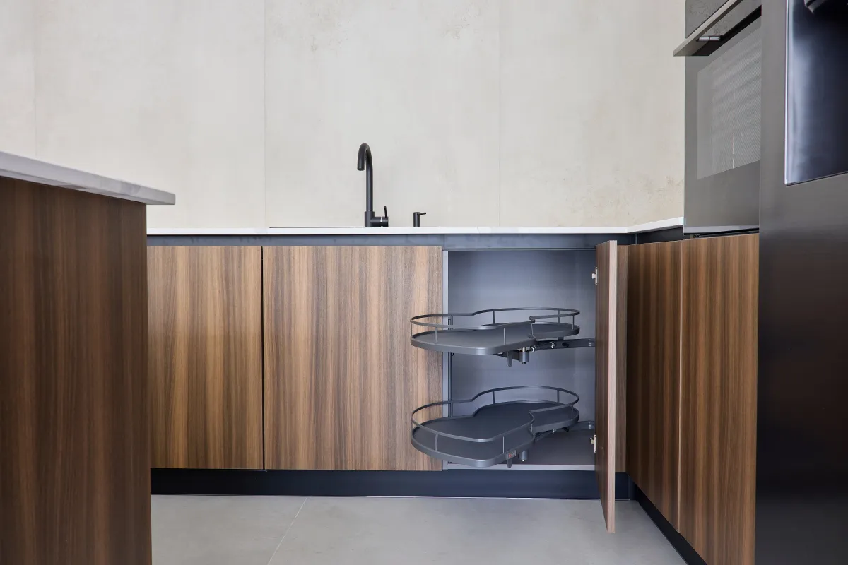 Bucătărie modernă în nuc — insulă cu blat marmorat — Bucătărie la comandă Vera Cucina, imagine 15