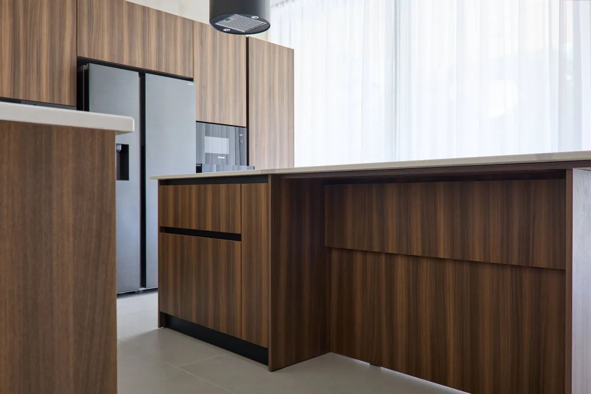 Bucătărie modernă în nuc — insulă cu blat marmorat — Bucătărie la comandă Vera Cucina, imagine 16