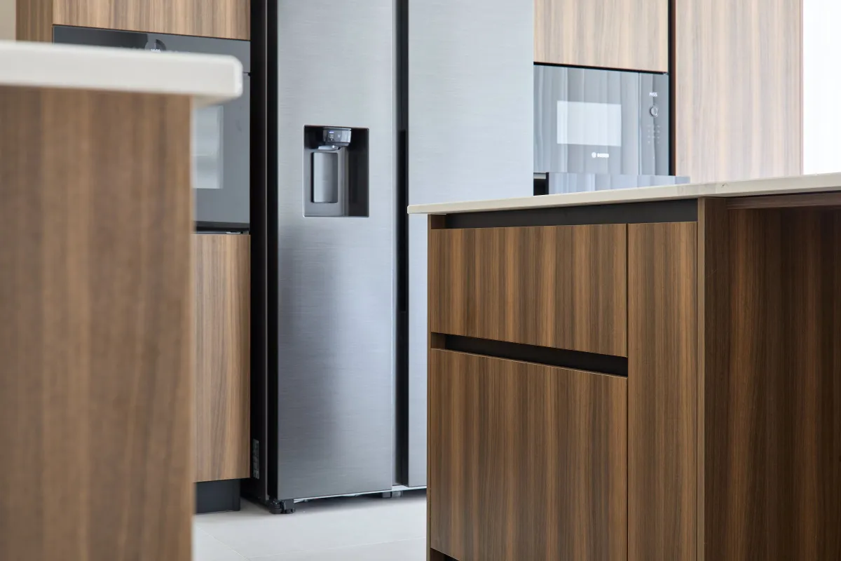 Bucătărie modernă în nuc — insulă cu blat marmorat — Bucătărie la comandă Vera Cucina, imagine 17