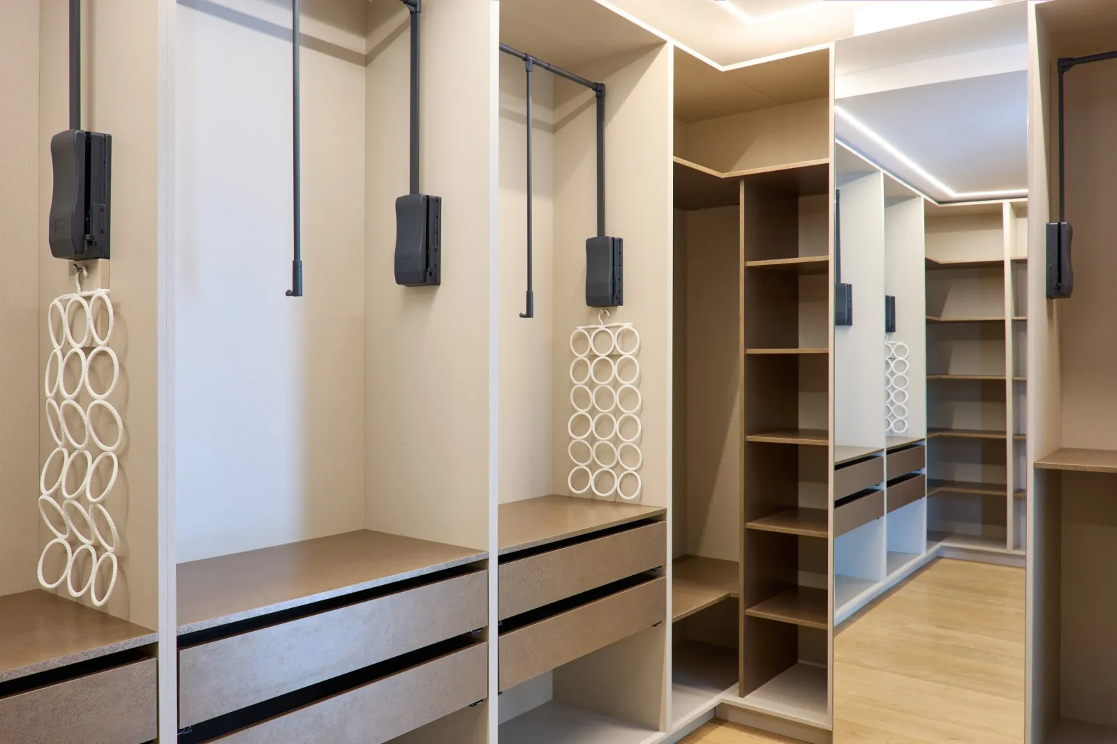 Dressing walk-in — organizare completă pe trei laturi
