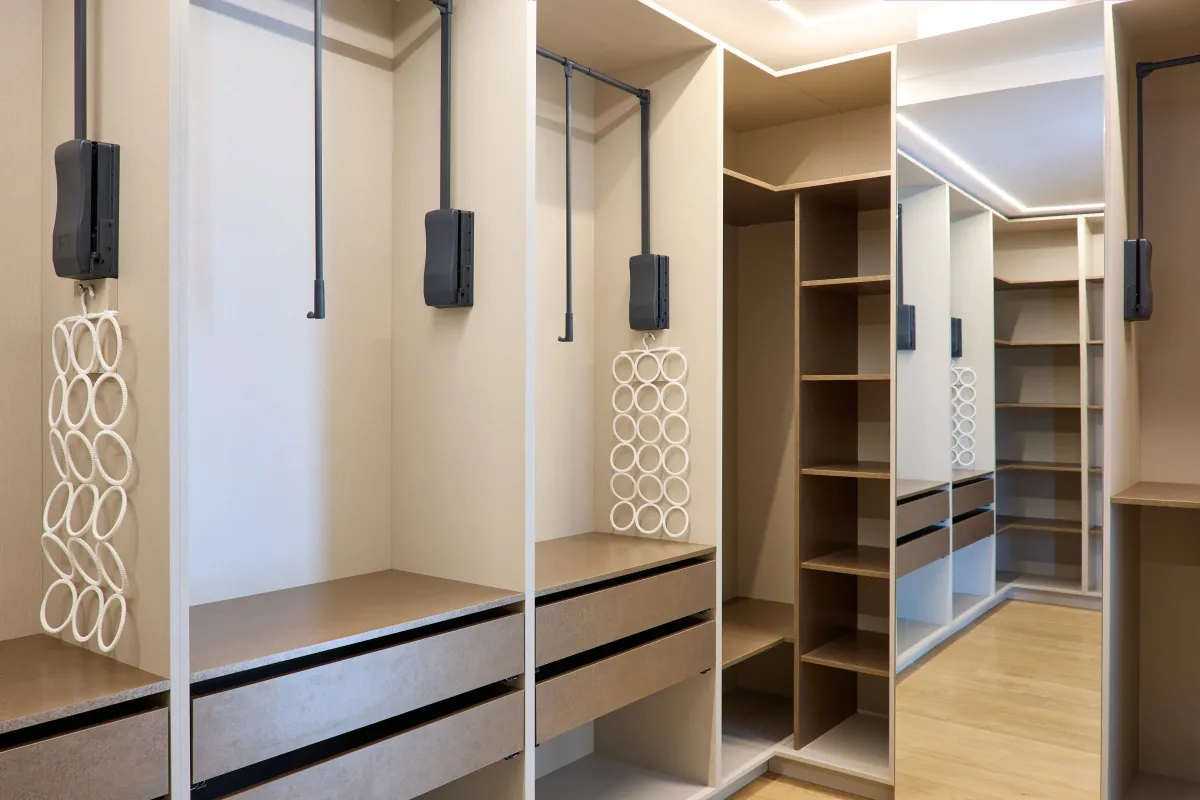 Dressing walk-in — organizare completă pe trei laturi