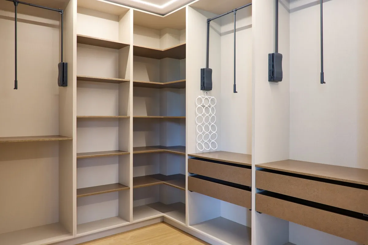 Dressing walk-in — organizare completă pe trei laturi — Dressing la comandă Vera Cucina, imagine 2
