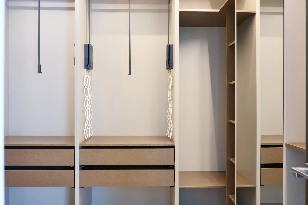 Dressing walk-in — organizare completă pe trei laturi — Dressing la comandă Vera Cucina, imagine 3
