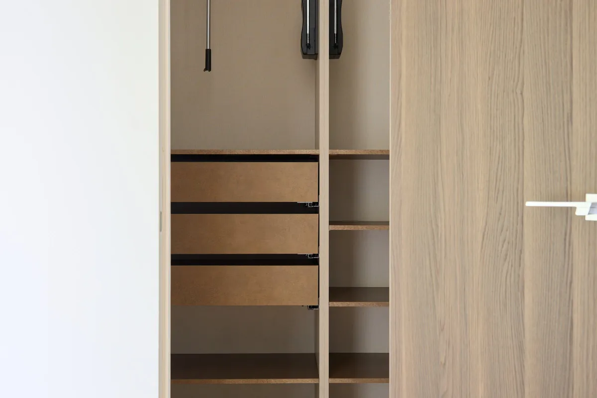 Dressing walk-in — organizare completă pe trei laturi — Dressing la comandă Vera Cucina, imagine 4