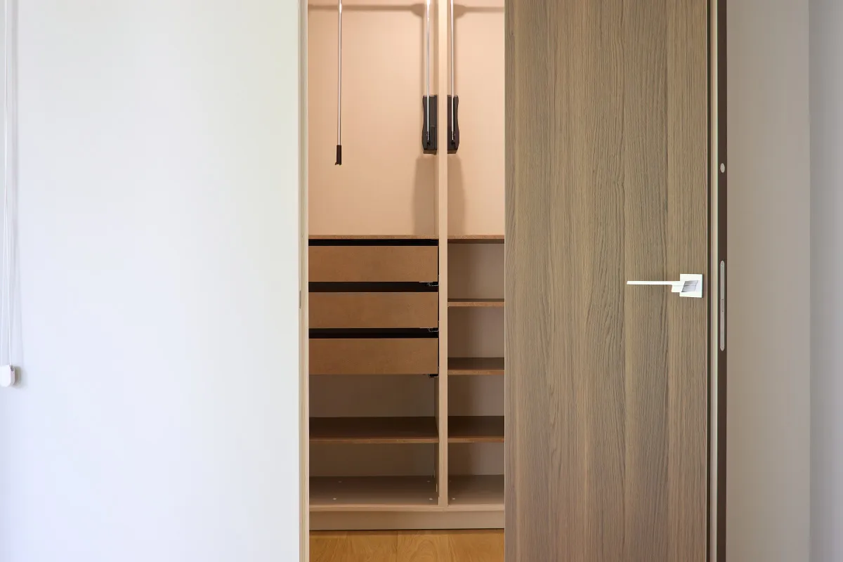 Dressing walk-in — organizare completă pe trei laturi — Dressing la comandă Vera Cucina, imagine 5