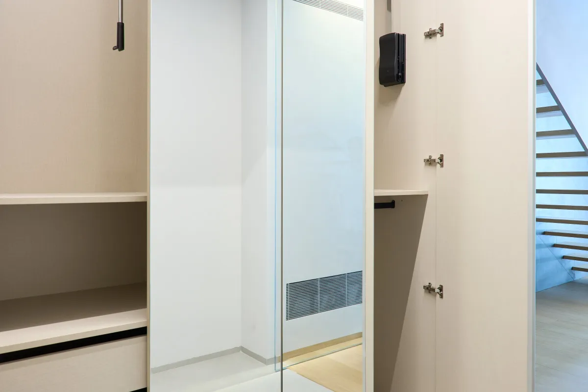 Dressing walk-in — organizare completă pe trei laturi — Dressing la comandă Vera Cucina, imagine 6