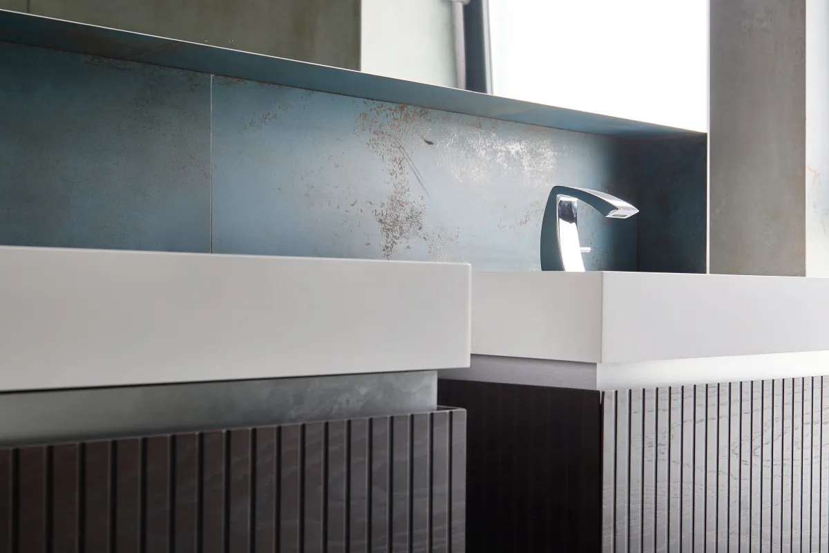 Baie cu mobilier suspendat și fronturi riflate — Baie la comandă Vera Cucina, imagine 3
