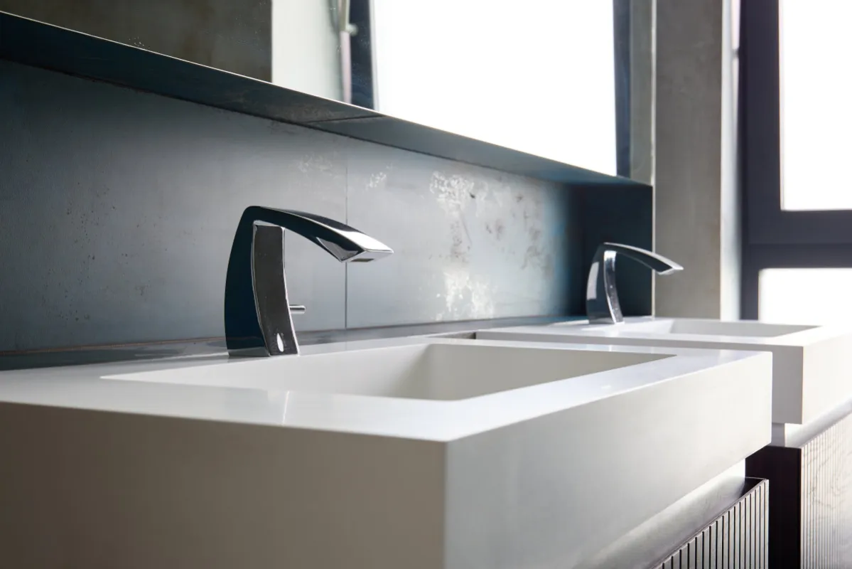Baie cu mobilier suspendat și fronturi riflate — Baie la comandă Vera Cucina, imagine 4