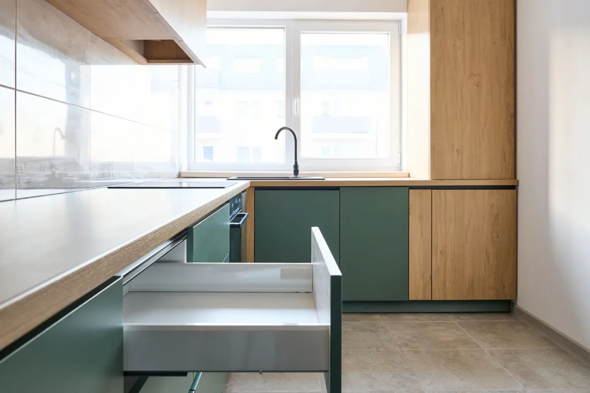 Bucătărie în L — Verde sage și stejar natur — Bucătărie la comandă Vera Cucina, imagine 2