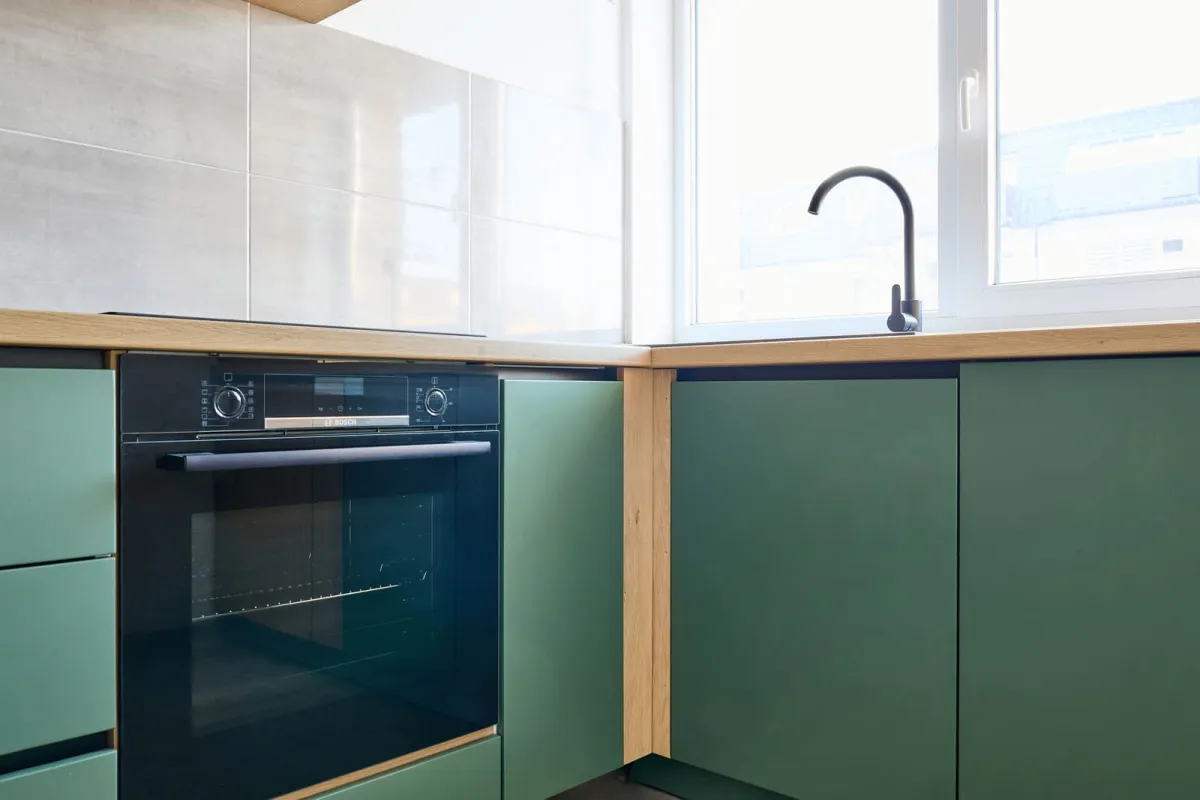 Bucătărie în L — Verde sage și stejar natur — Bucătărie la comandă Vera Cucina, imagine 4