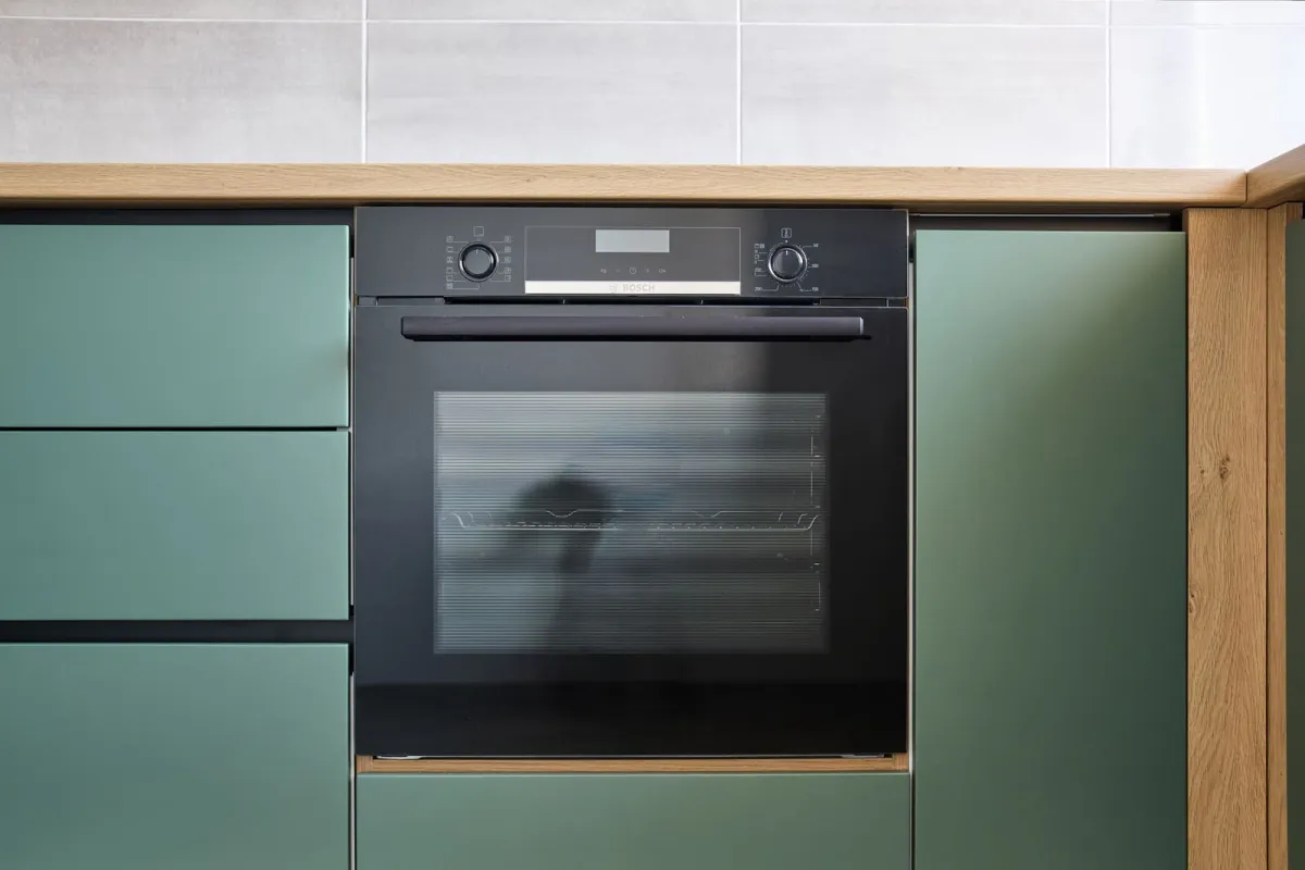 Bucătărie în L — Verde sage și stejar natur — Bucătărie la comandă Vera Cucina, imagine 5