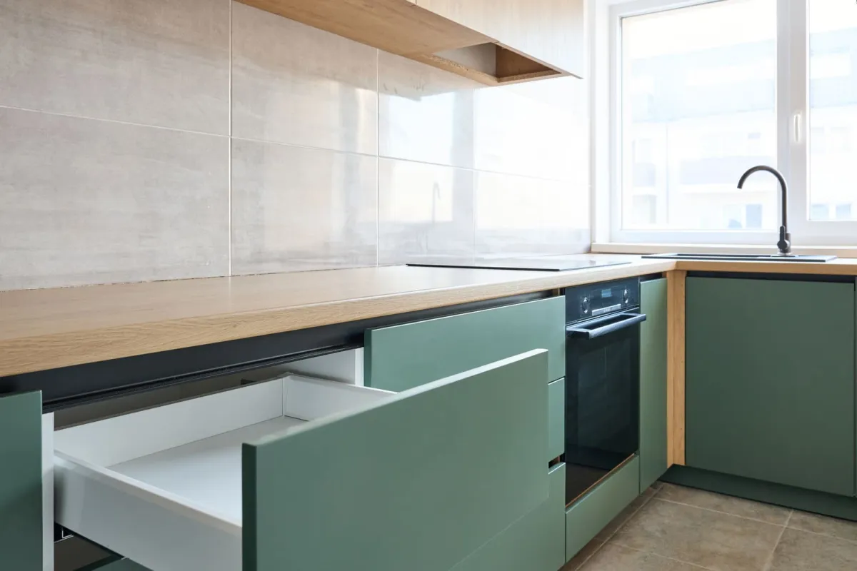 Bucătărie în L — Verde sage și stejar natur — Bucătărie la comandă Vera Cucina, imagine 10