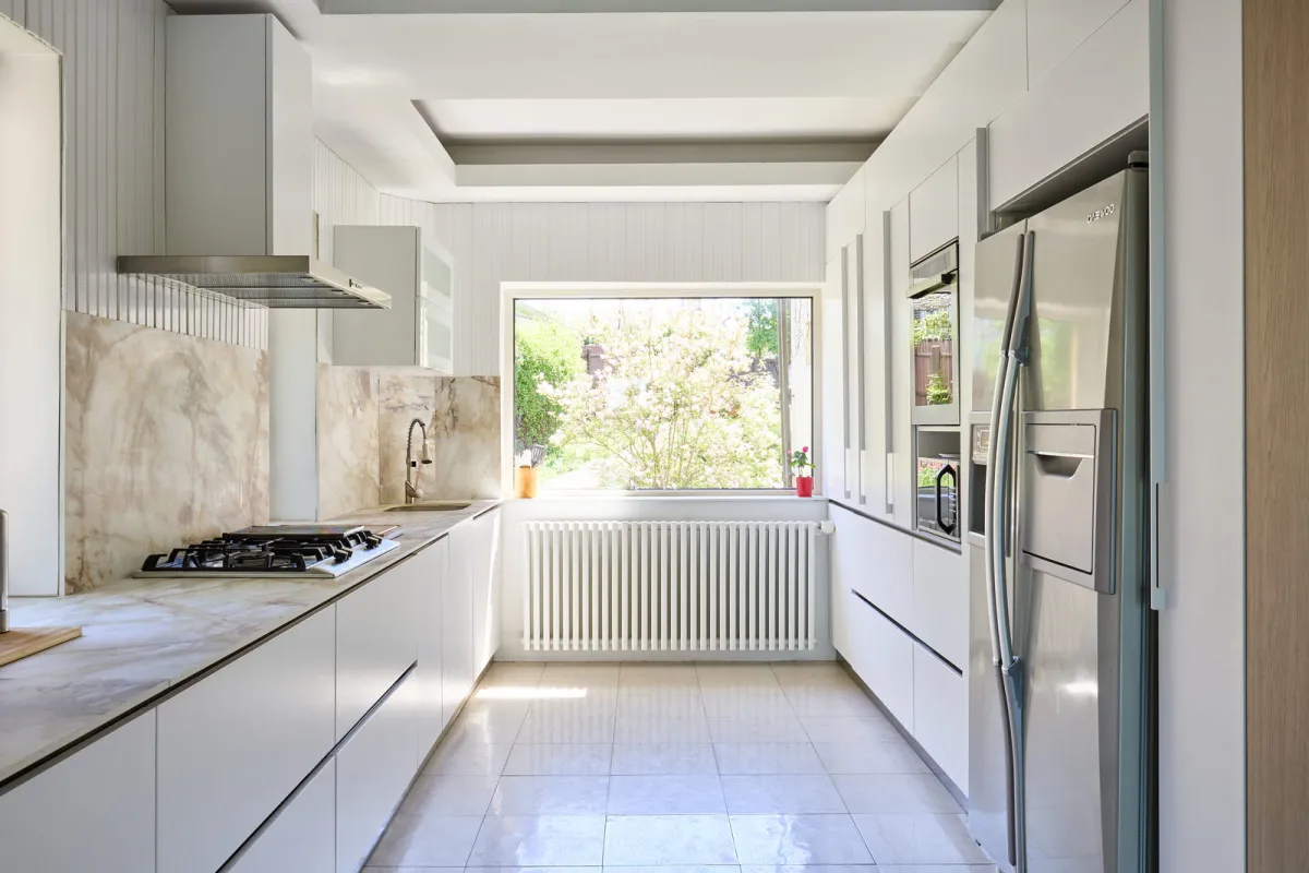 Bucătărie liniară albă — Marmură naturală cu vene aurii — Bucătărie la comandă Vera Cucina, imagine 5