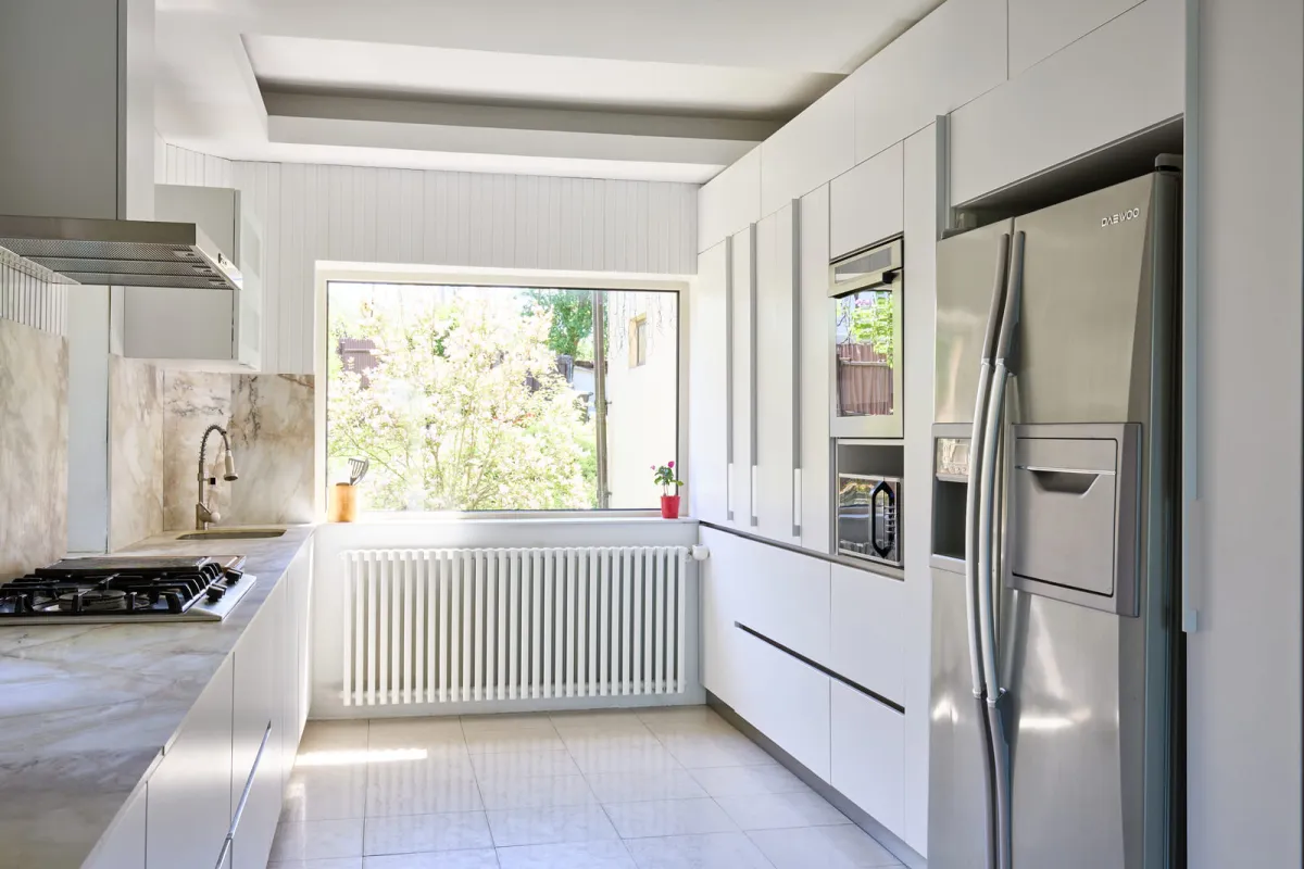 Bucătărie liniară albă — Marmură naturală cu vene aurii — Bucătărie la comandă Vera Cucina, imagine 6