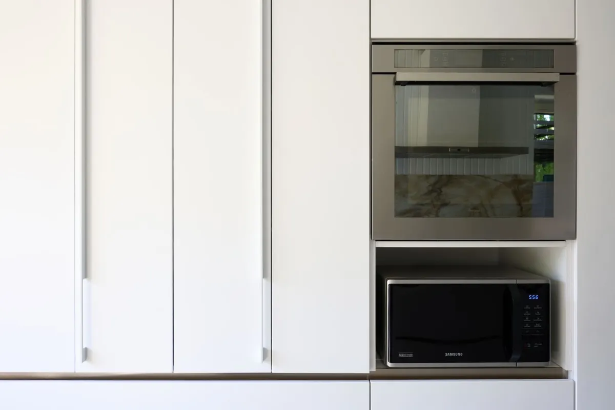 Bucătărie liniară albă — Marmură naturală cu vene aurii — Bucătărie la comandă Vera Cucina, imagine 7